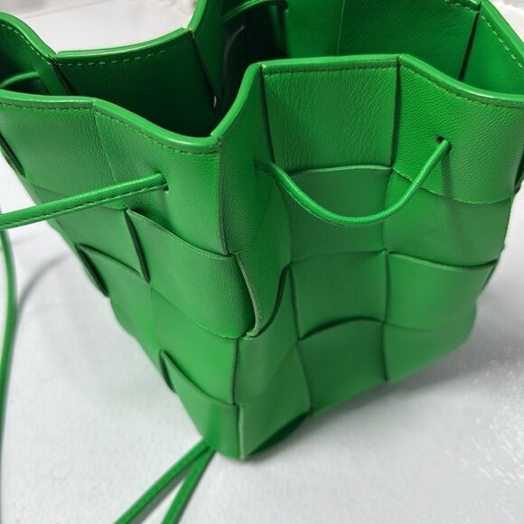 Bottega Veneta Women's Cassette Leather Bucket Bag in Green BRAND NEW Authentic - Picture 2 of 6